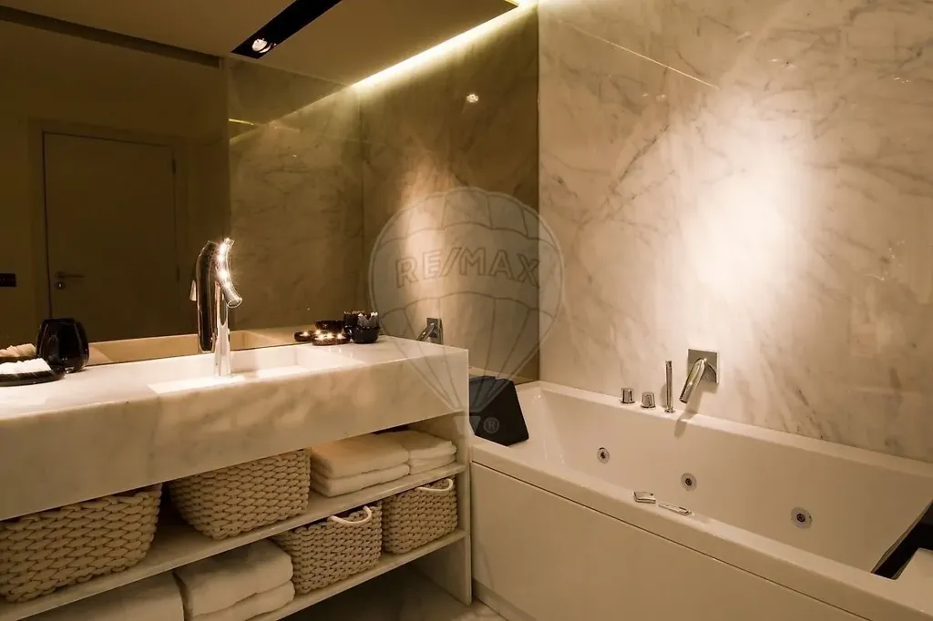 Salles de bain - Lisbon Condo with Terrace and Fireplace
