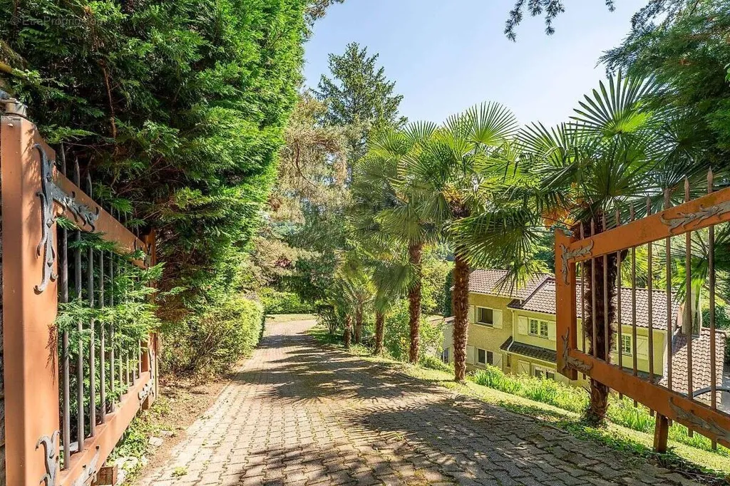Välivaade - Six-Bedroom House with Garage in Menton