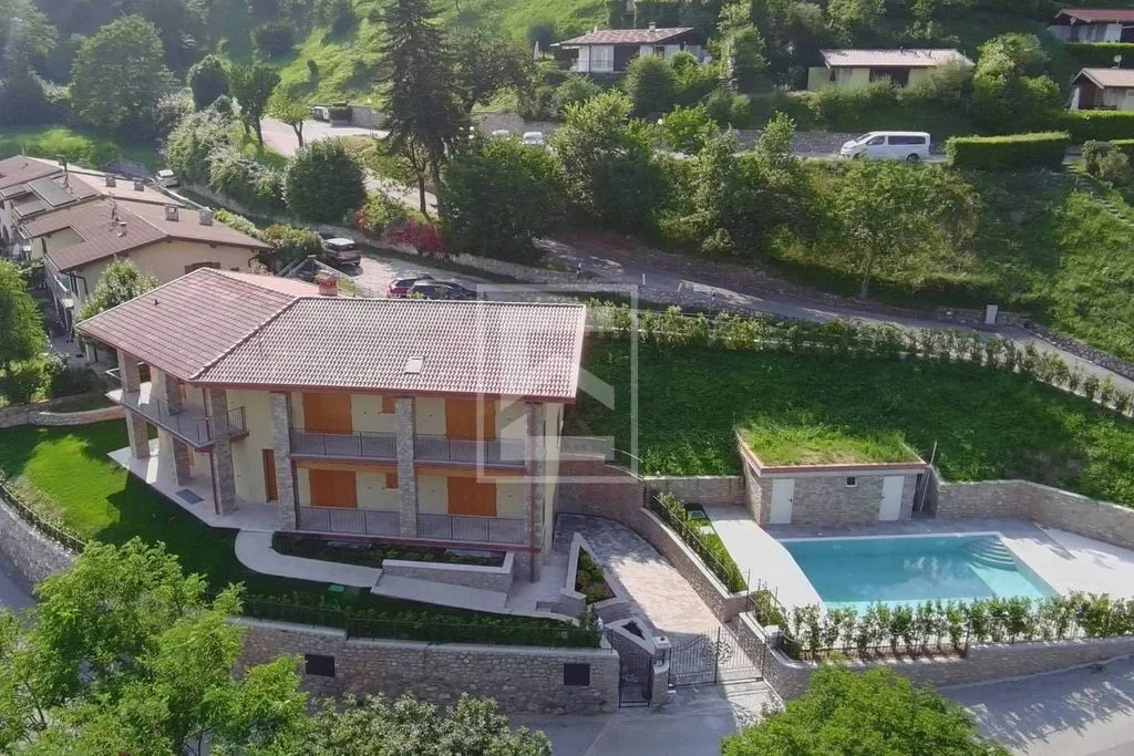 Õhuvaade - Villa with Pool Under Construction in Tignale