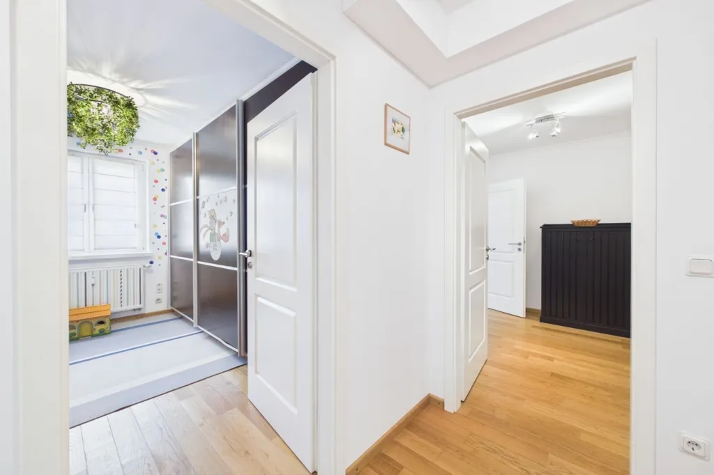 Esik - 3-Bedroom Apartment with Garden in Itzig