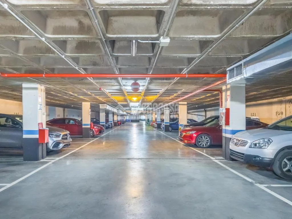 Garage - Garage Space with Lift in Madrid