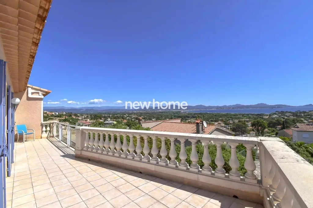 Balcon - Villa Luxueuse avec Vue Mer à Saint-Aygulf