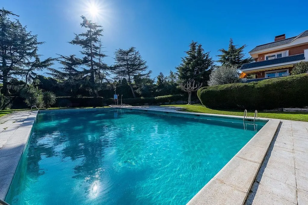 Bassein - Apartment with Pool in Les Lloses Urbanisation