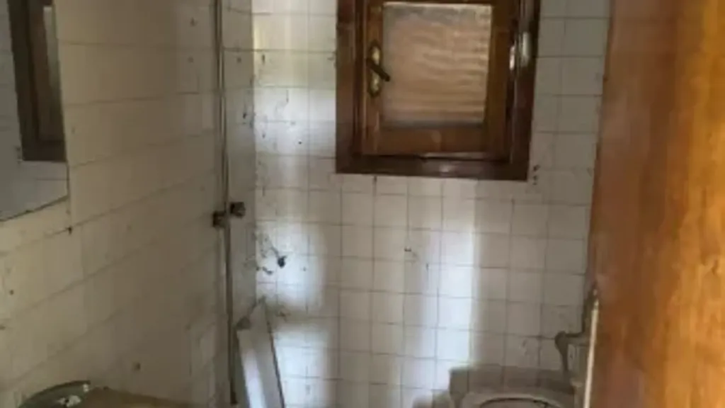 Bathrooms - Rustic Villa with Garden in Rome