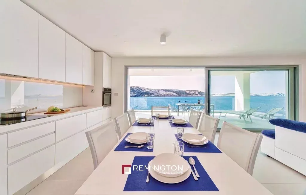 Söögituba - Waterfront Penthouse with Private Beach in Pag