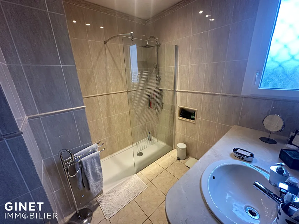 Salles de bain - Maison 3 Chambres avec Vue Piscine à Riorges