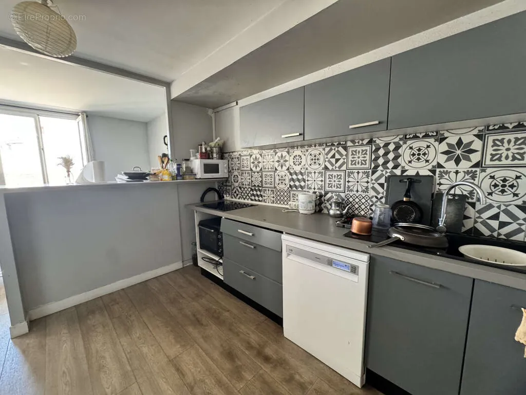 Cucina - Large 6-Bedroom Apartment in Lyon 9