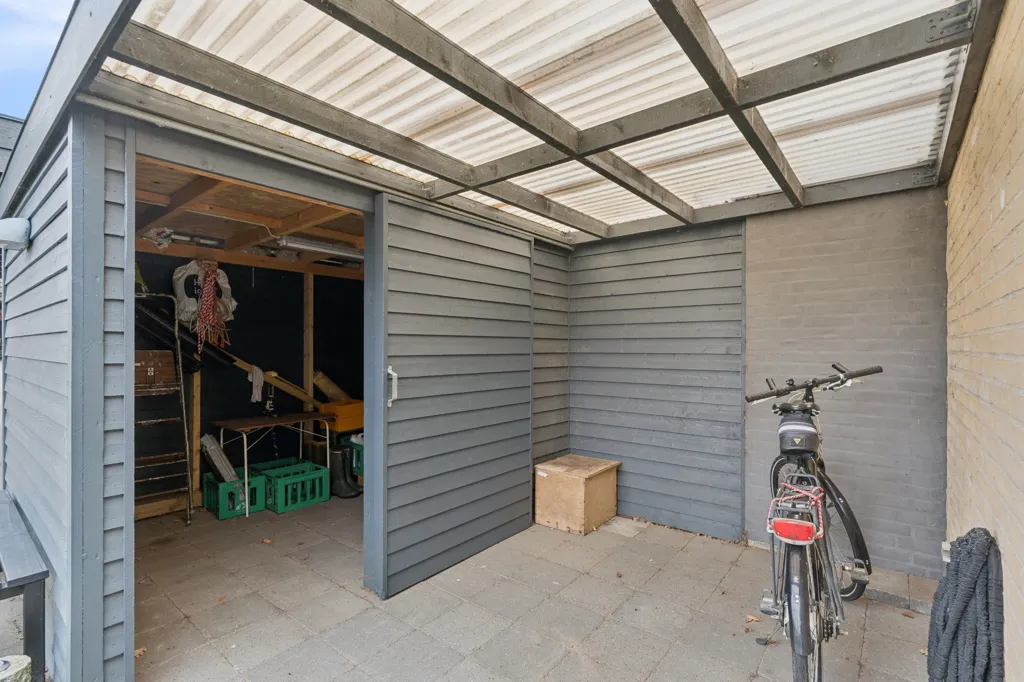 Garage - End Terrace House with Loft in Sunds