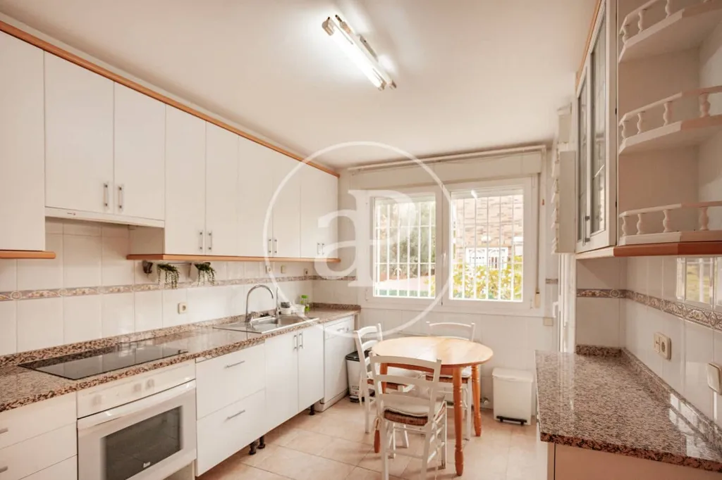 Köök - Semi-detached Chalet with Terrace in Barajas