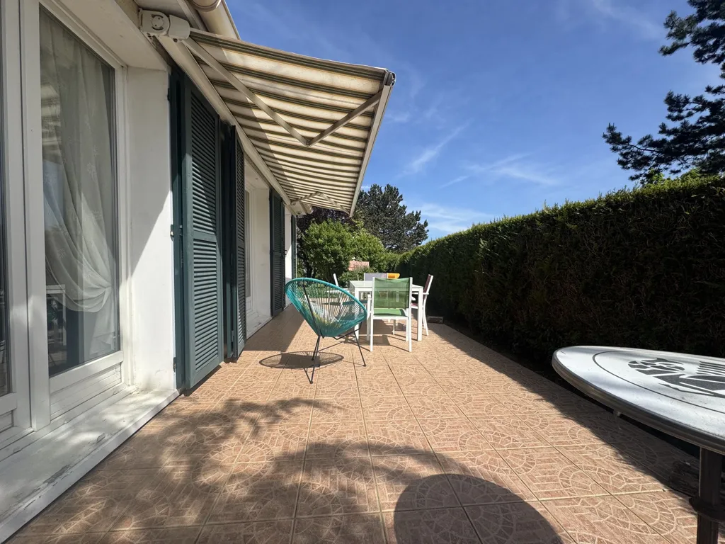 Terrasse - Maison de Plain-Pied avec Jardin à Saint-Witz