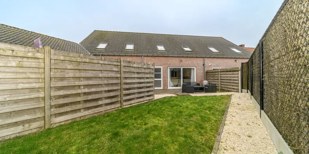 Garden - Modern Terraced House with Garden in Izenberge