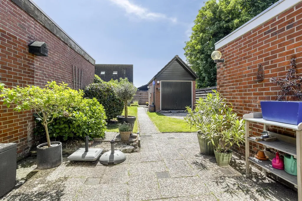 Jardin - Corner House with Solar Panels in Oude Pekela