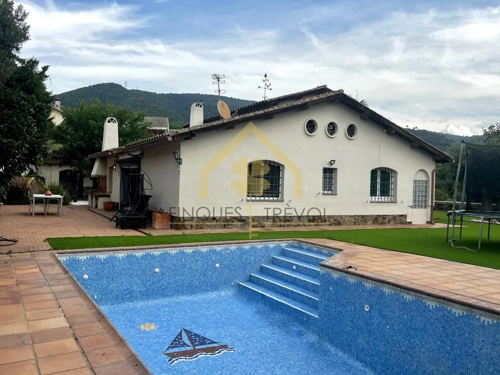 Pool - Luxury House with Pool in La Garriga