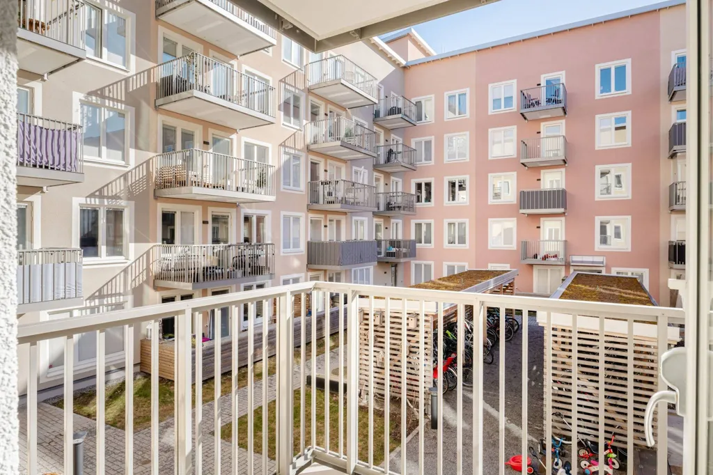 Balcone - 2nd Floor Apartment with Balcony in Täby