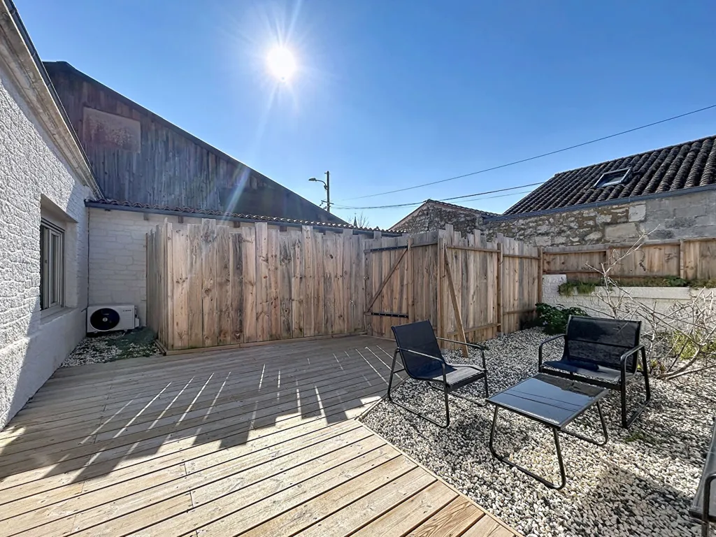 Aed - Ground Floor House with Terrace in Rochefort Centre