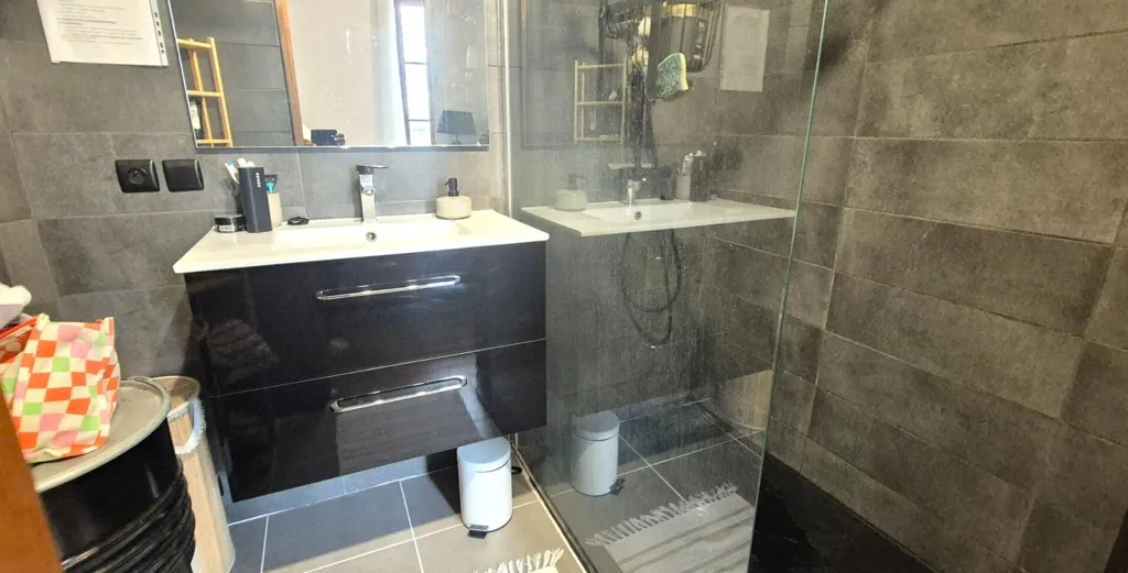 Salles de bain - Maison en Pierre Rénovée avec Cour à Saint-Dizier