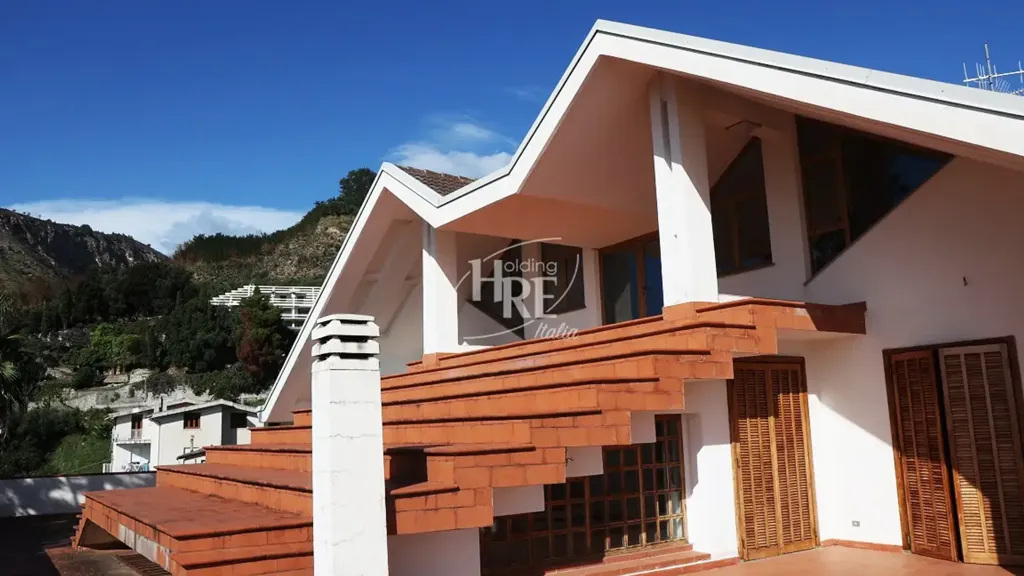 Extérieur - Architectural Villa with Central Staircase in Amantea