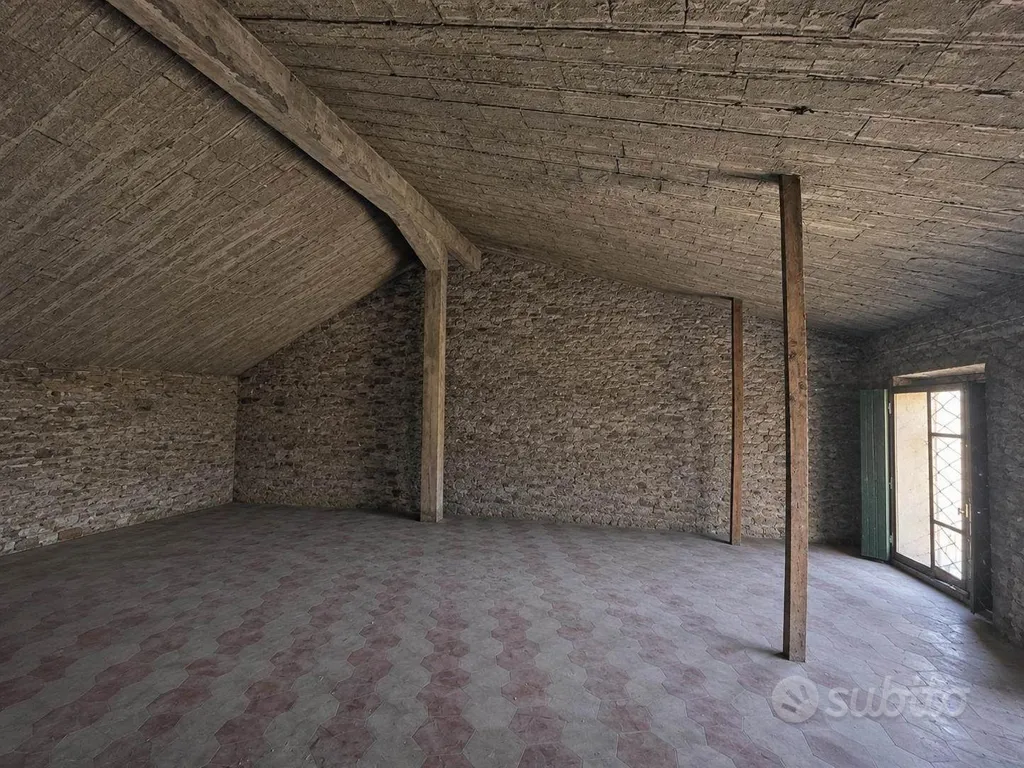 Pièces - Loft with Conversion Potential in Piacenza