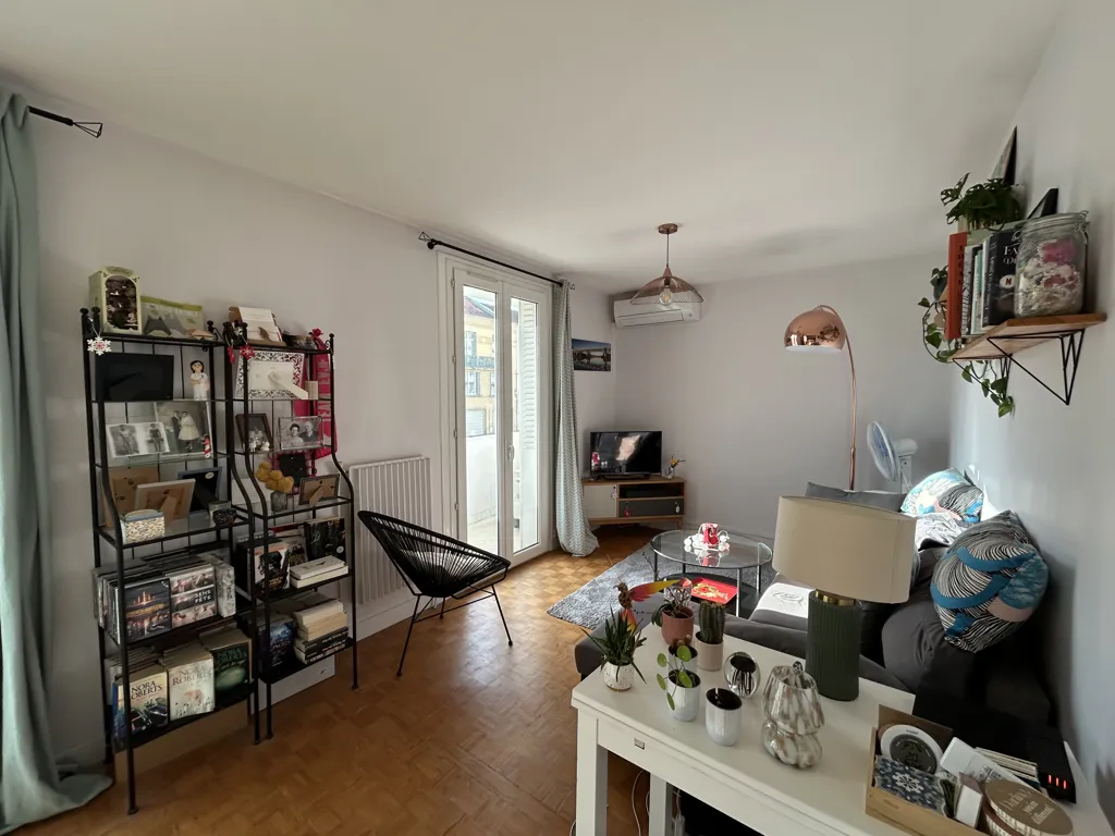 Soggiorno - Renovated Apartment with Balcony in Minimes