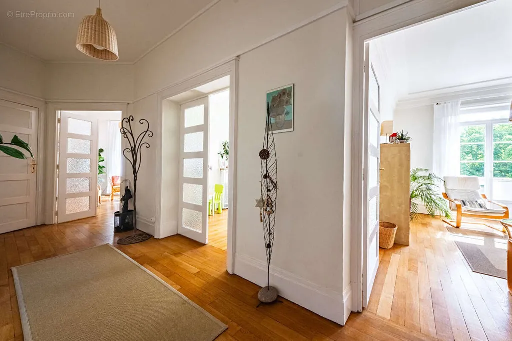 Entrée - Appartement de Charme en Résidence des Années 30 avec Balcon