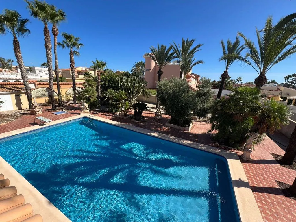 Piscine - Luxury Villa with Pool in Torrevieja