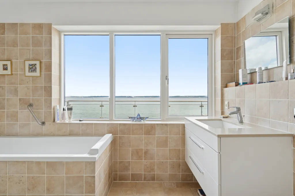 Salles de bain - Doubled-up Villa with Waterfront in Helsingør