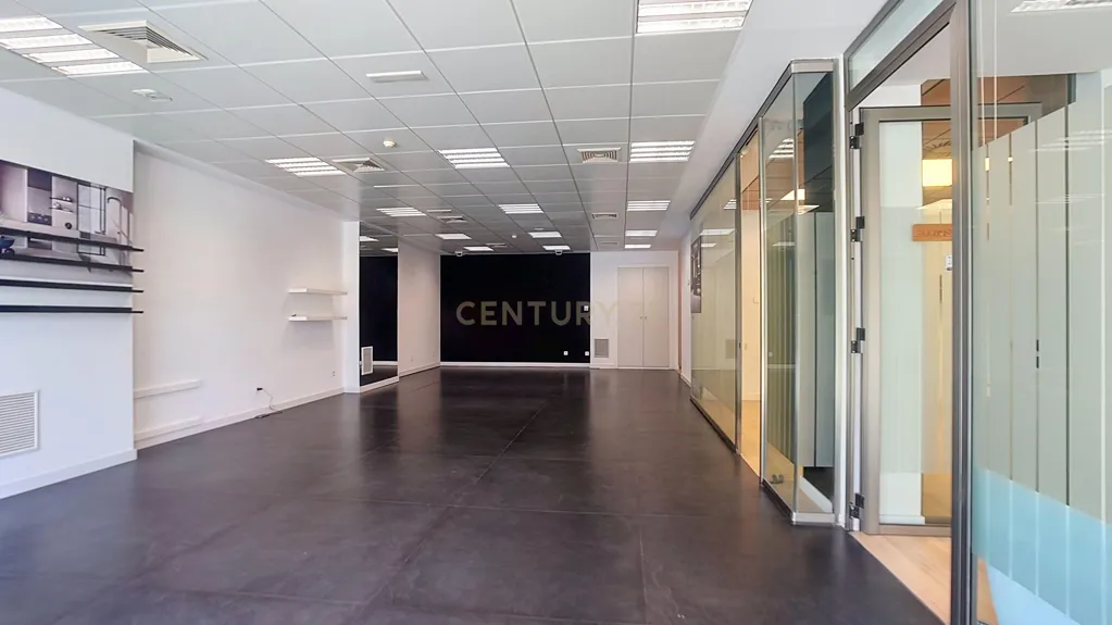 Studio - Commercial Space with High Ceilings in Avenida de Mijas
