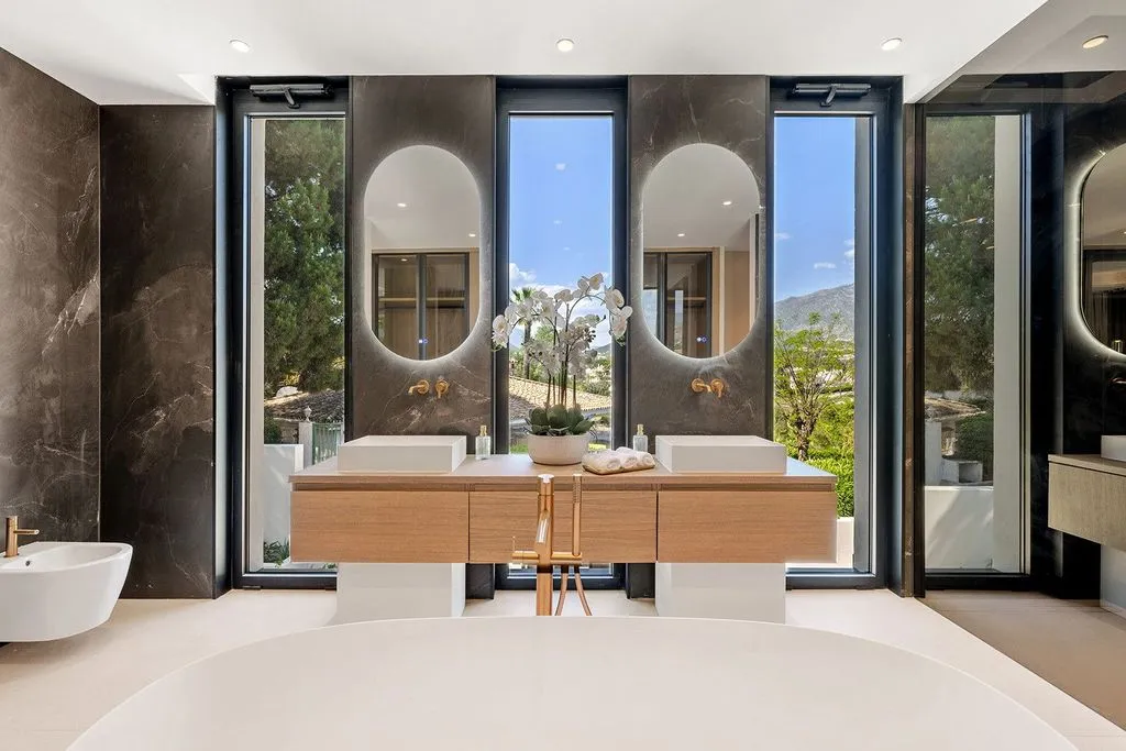 Bathrooms - Luxury Villa with Mountain Views in Las Brisas, Marbella
