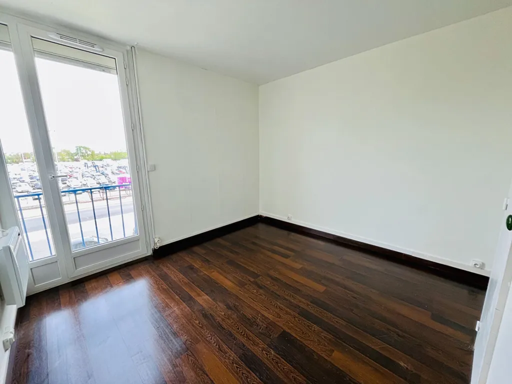 Toad - 3-Bed Apartment with Parking in Fleury les Aubrais