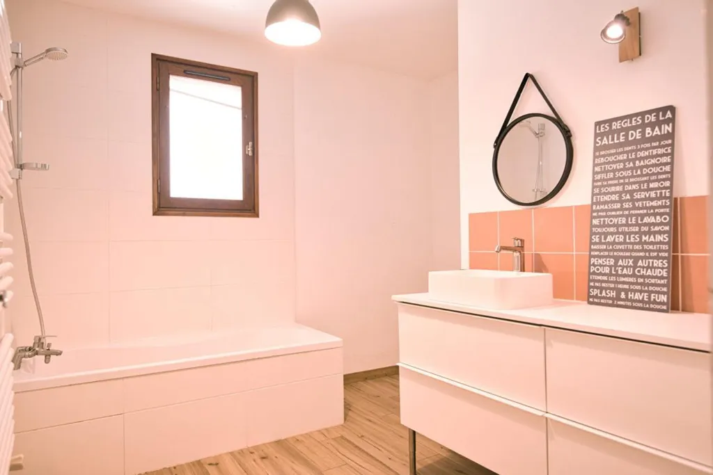 Salles de bain - Maison Entièrement Rénovée avec Jardin à Château-Thébaud