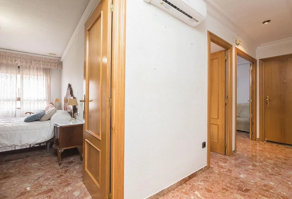 Esik - Modern Flat with Balcony in Carrús