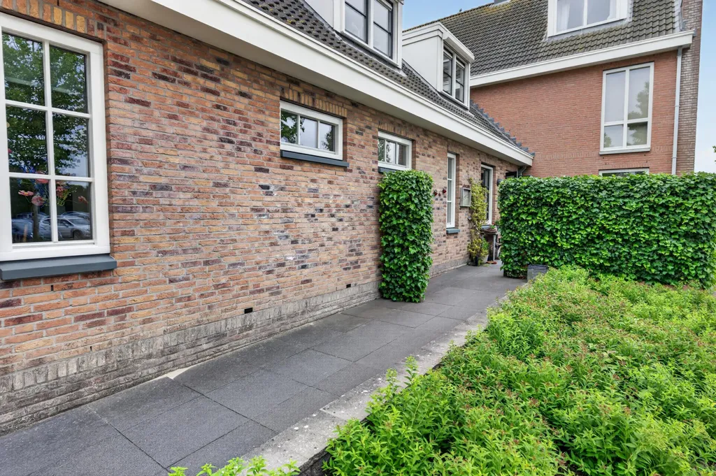 Exterior - Half-Freestanding House with Harbour View in Oude-Tonge