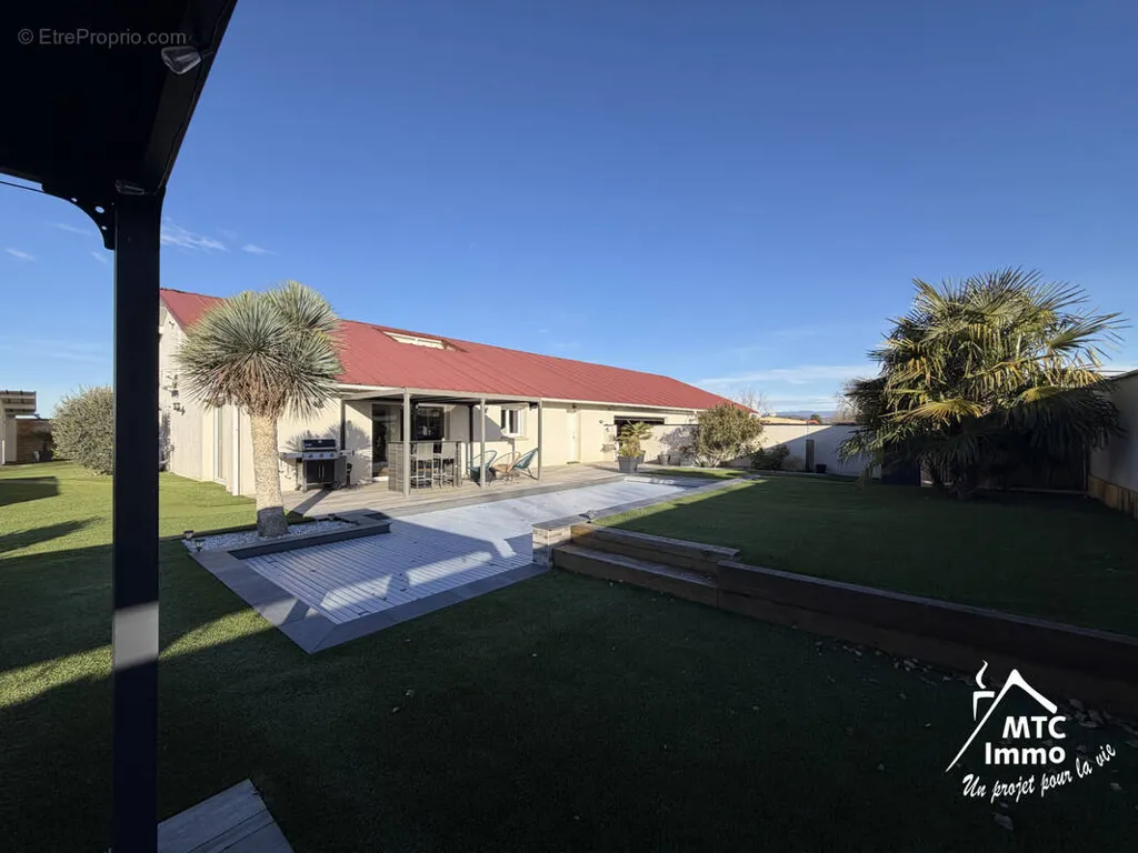 Jardin - Maison Contemporaine avec Piscine et Entrepôt à Loyettes