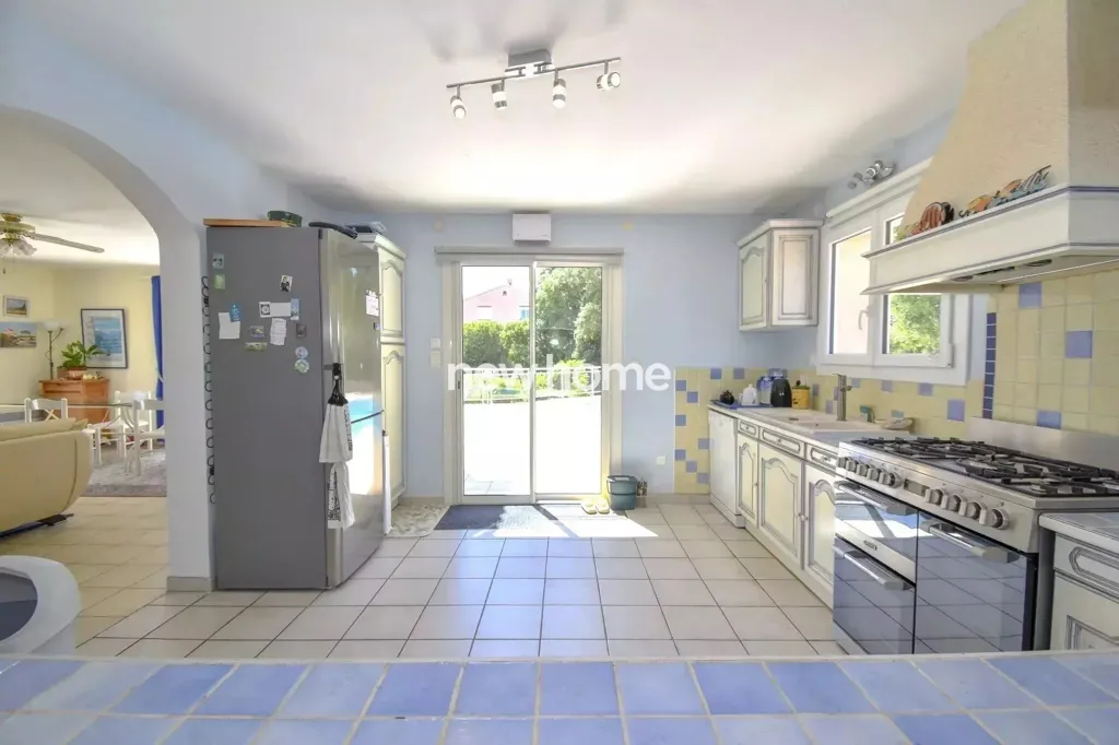 Cuisine - Villa Luxueuse avec Vue Mer à Saint-Aygulf