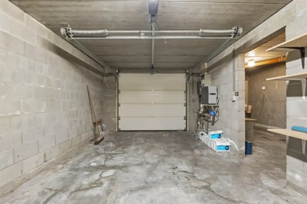 Garage - Maison avec Terrasse et Jardin à Riemst