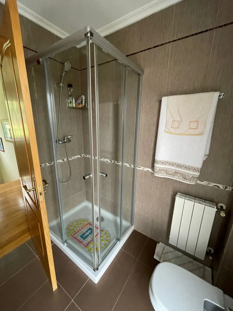 Bathrooms - Chalet with Large Garden in Barcena de Cicero