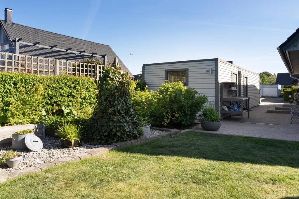 Aed - Corner Plot Villa with Garden in Västerdala