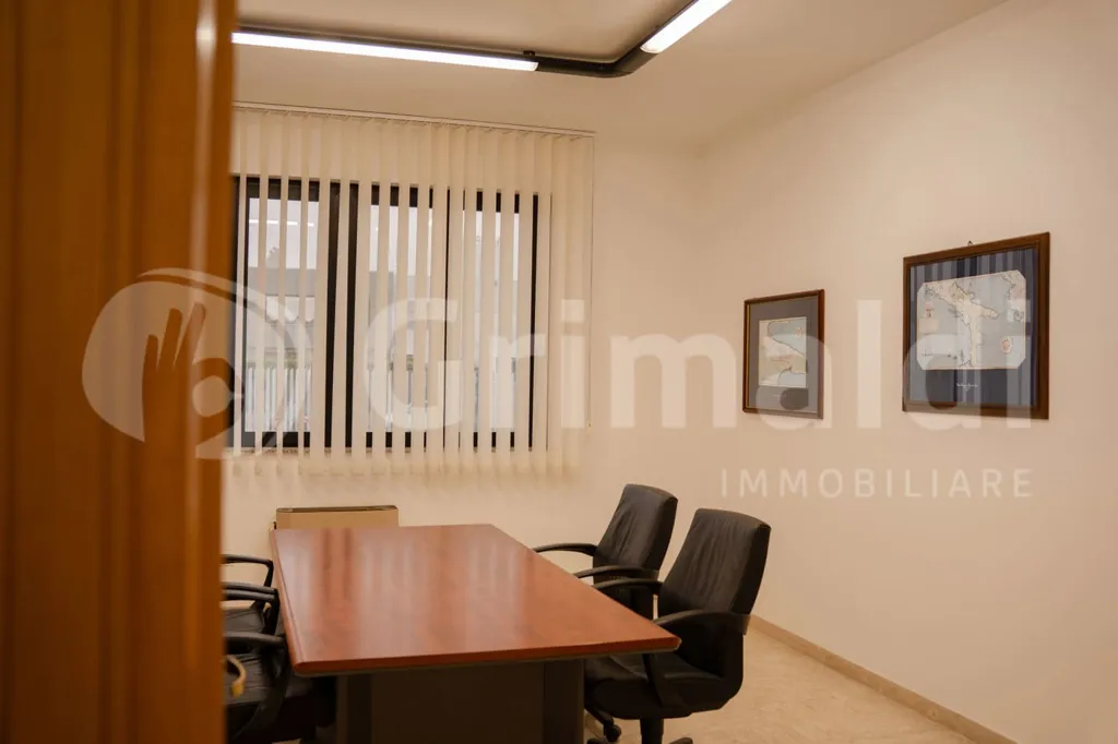 Kabinet - Warehouse with Office Space in Barletta