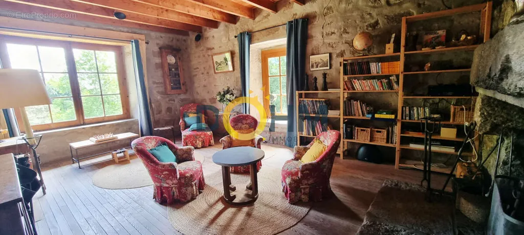 Soggiorno - 16th-Century Manor with Forest Setting in Haut-Forez