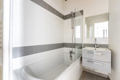 Bathrooms - Haussmannian Flat with Parquet in Paris 4th