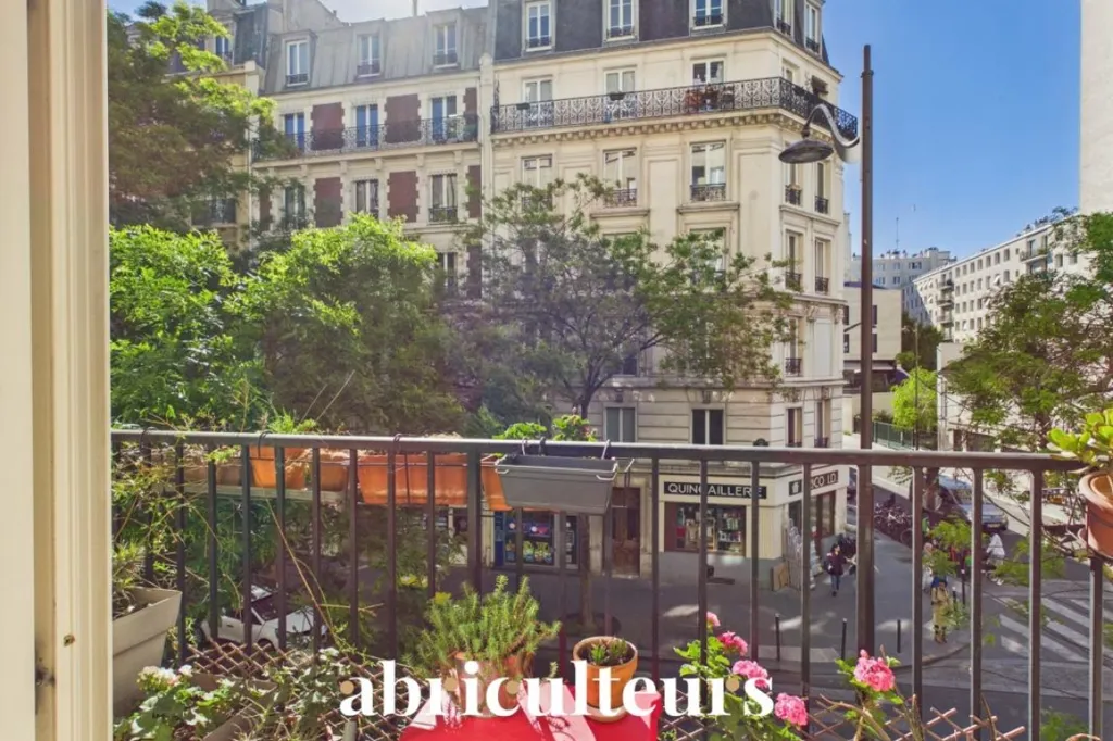 Bright 3-Bed Flat with Balcony in Paris 12