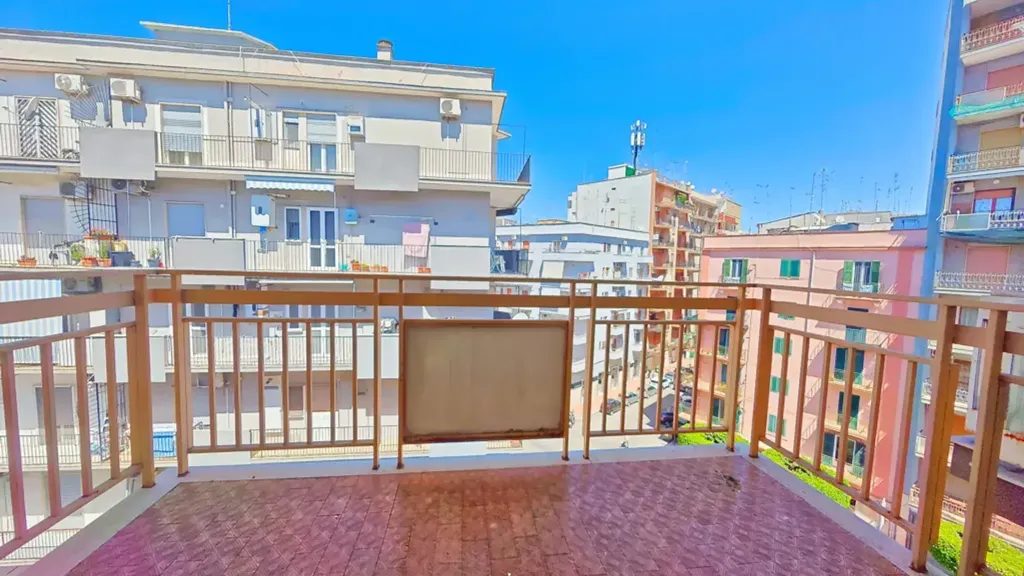 Balcon - Two-Bedroom Apartment with Balcony in Taranto