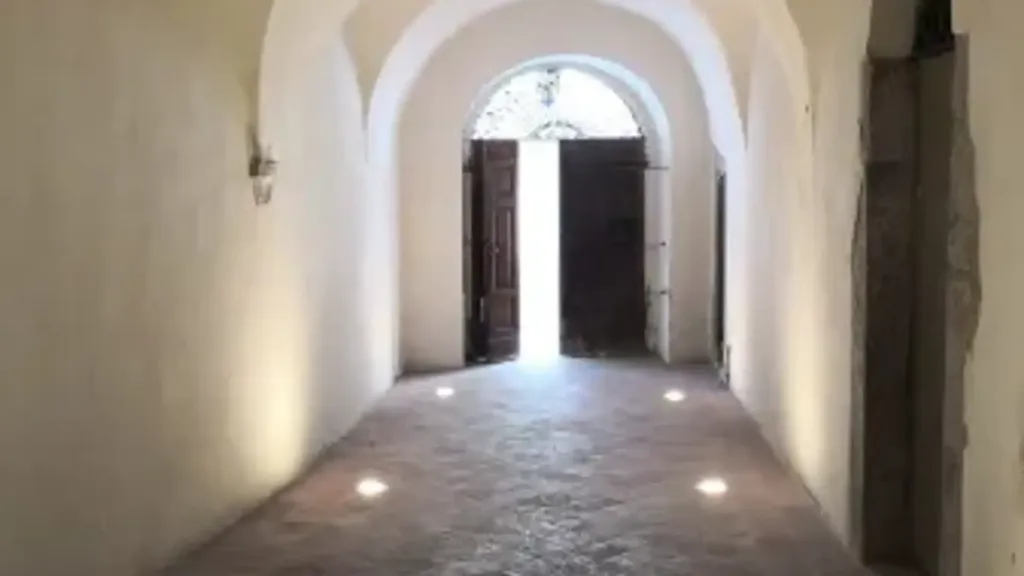 Esik - Rustic Apartment in Historic Building, Edolo