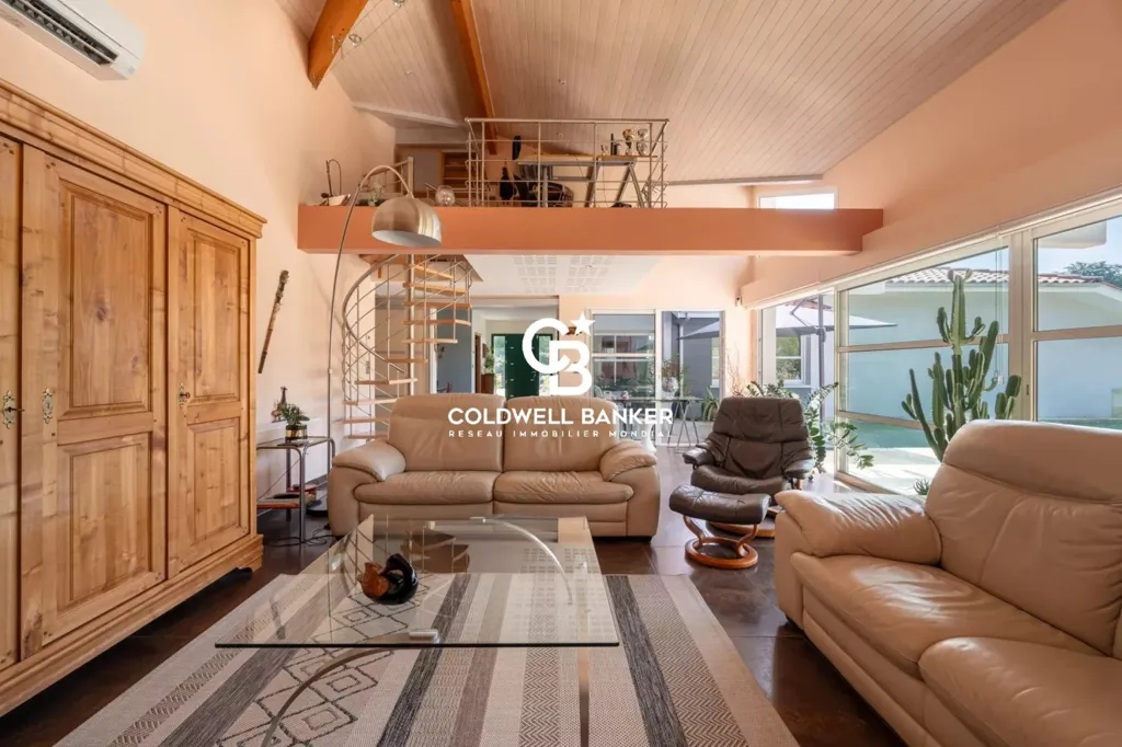 Living Room - Villa with Pool in Lakeside Setting