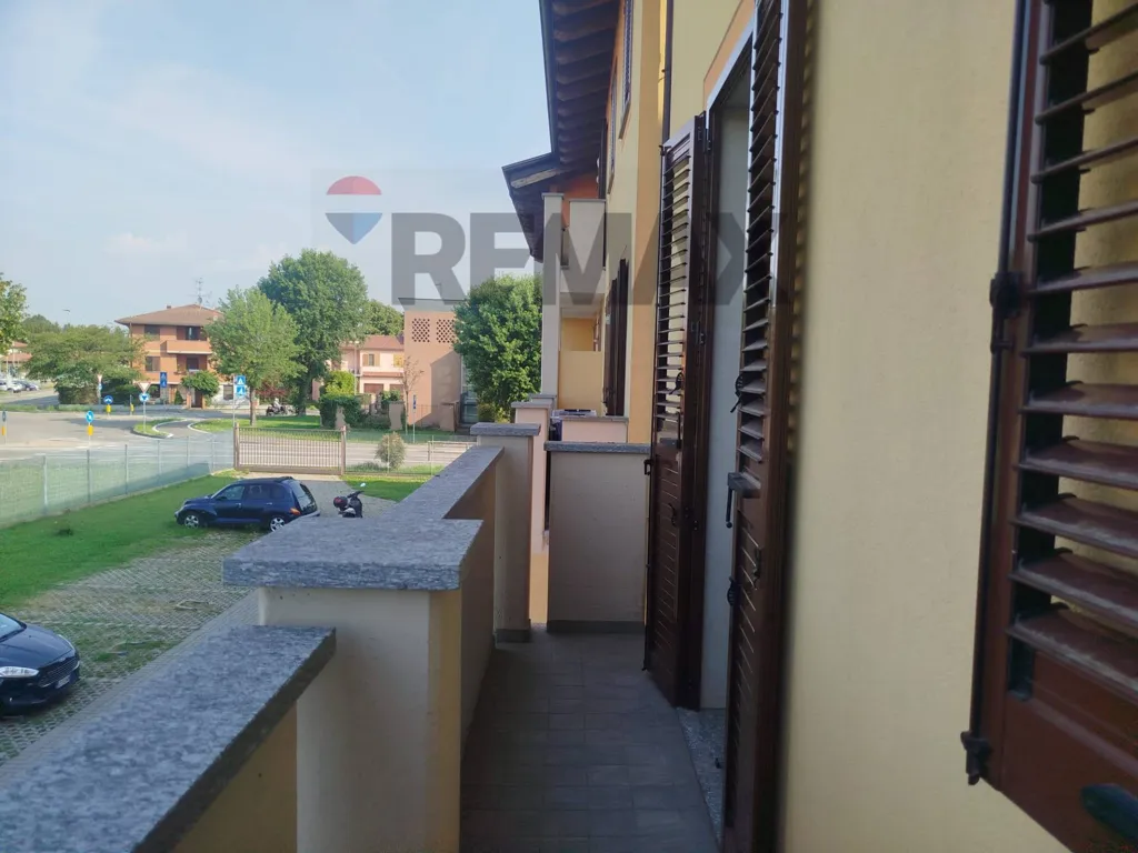 Rõdu - Modernised Triplex with Balcony in Vellezzo Bellini