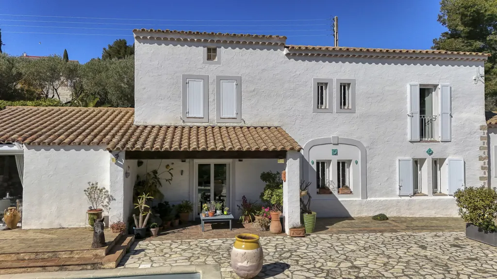 Extérieur - Propriété avec Piscine et Vue Mer à Bandol