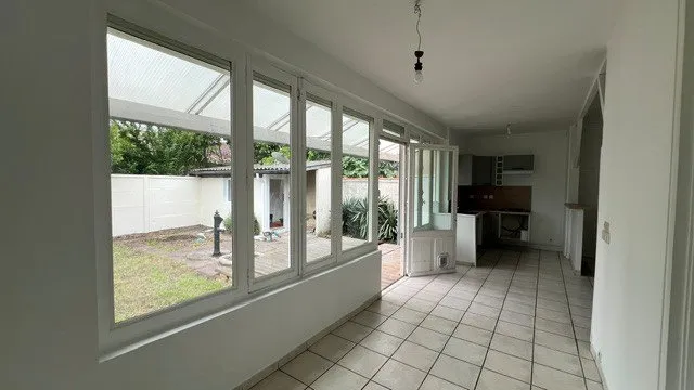 Esik - Echoppe with Garden and Garage in Talence