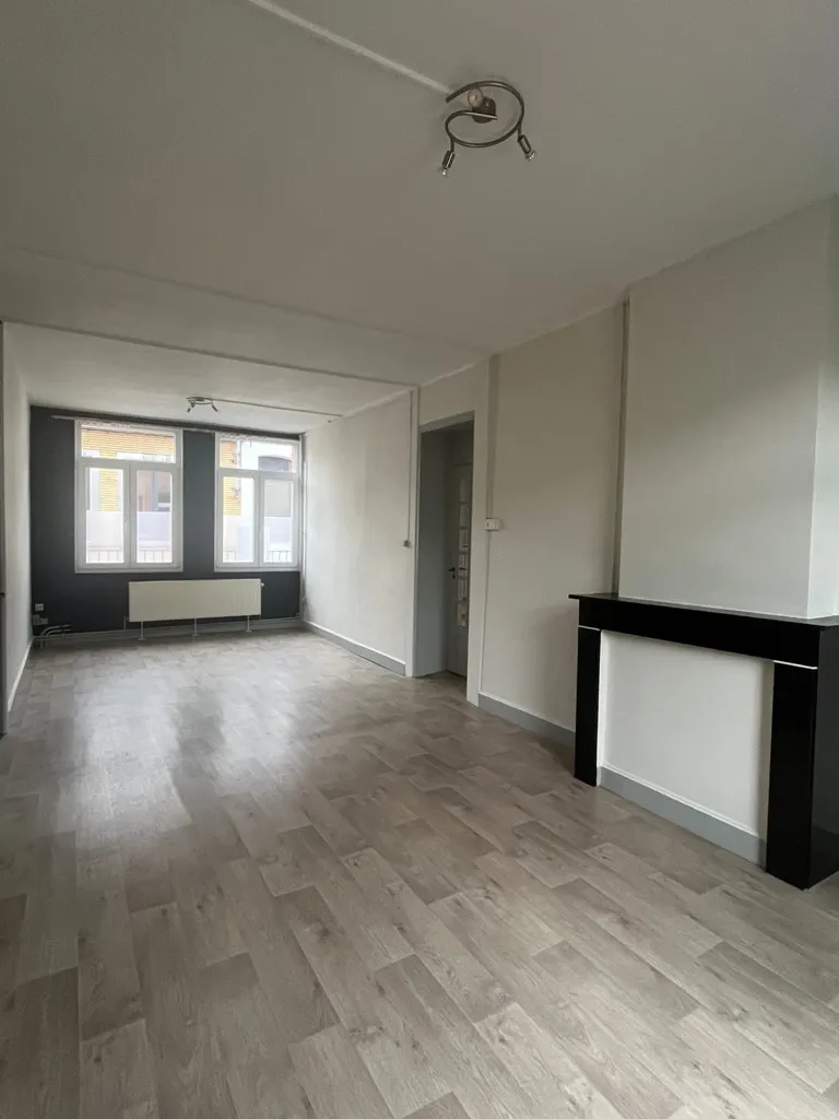 Séjour - Appartement Rénové avec Deux Chambres à Péruwelz