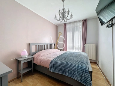 Chambres - Maison 5 Chambres avec Entrepôt à Anderlecht