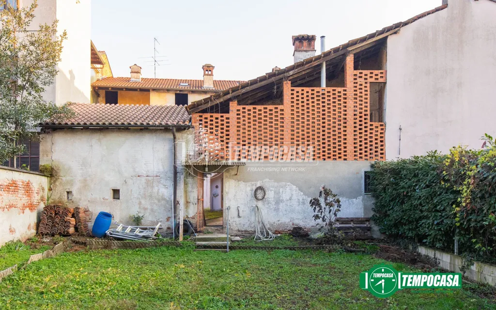 Aed - Renovated Townhouse with Garden in Fara Novarese
